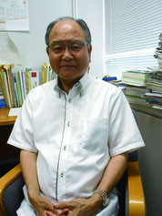 インタビューに応じる自民党県連の翁長会長代行
