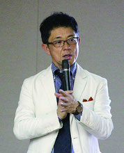 講話で健康長寿のために都市政策の転換を訴える久野氏=15日午後、県庁