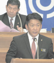 施政方針演説を行う中山市長=24日午後、議場