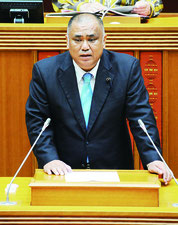 一般質問する砂川利勝氏=9日午前、県議会