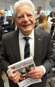Bundespräsident a.D. Joachim Gauck freut sich über die CVJM-Dokumenatation