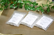 専用のさざれ石はヒマラヤ・クル産のAAAランク品です。神社境内に沸く富士山の伏流水で洗浄後、神職のお浄めを受けています。写真はイメージで、付属するのは1袋のみです。