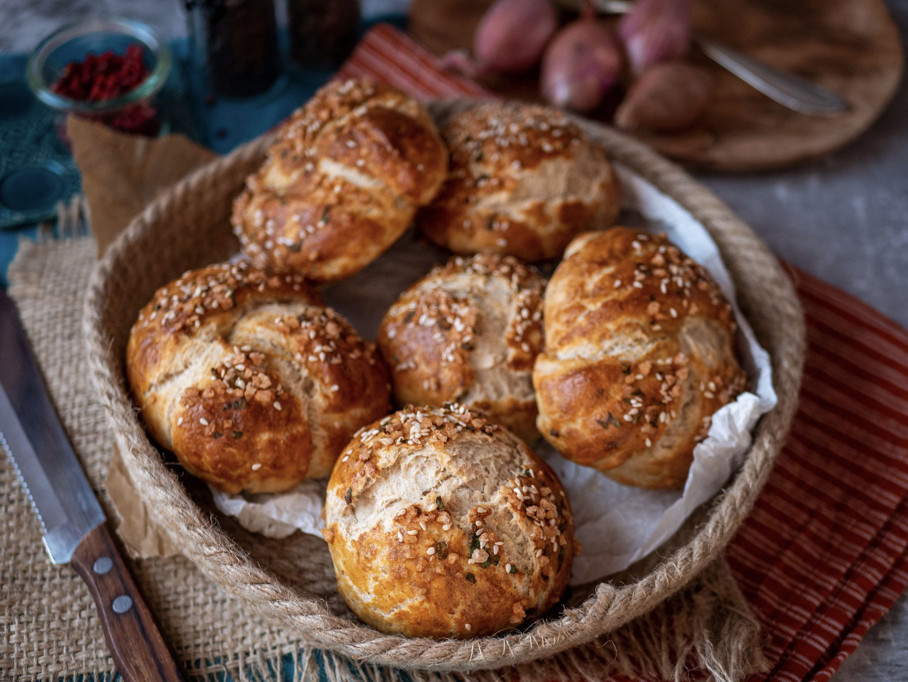 Laugen-Zwiebel-Brötchen [Dinkelmehl | Schalotten | Pfeffer] - Mutter ...