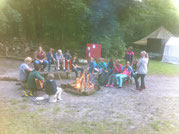 Kinder der Reisegruppe Ananas, im Zeltlager Adlerhorst, in der Freilichtbühne, am Lagerfeuer