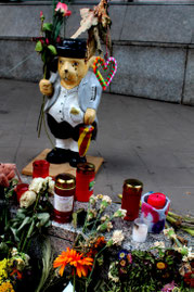 Weinender Bär, Blumen und Lichter für die ermordeten Schülerinnen und Lehrerin. Vor Paula-Fürst-Schule. Foto: Helga Karl