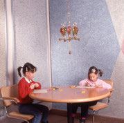 Kinder vor Wand mit Baumwollputz