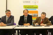 Serge Deslandes, Guénhaël Huet et Philippe Bas entourés des élus du territoire