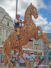 Das Glückspferd der EM 2010 in St. Stefan o.L. mit 200 Hufeisen vergoldet, 1900 kg schwer.