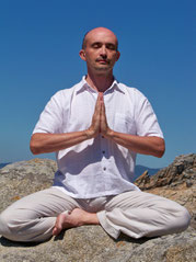 Philippe Aspe pratiquant le qigong interne sur le site celtique de Castro de Barona en Galice