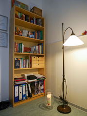 Bücherregal mit Lampe