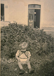 Enfant devant maison bourgeoise dans le Calvados