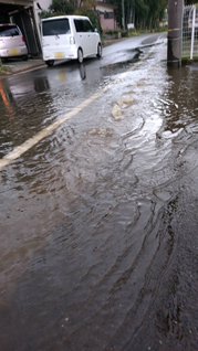 側溝から雨水が噴き出しています　八街市　冠水被害の写真