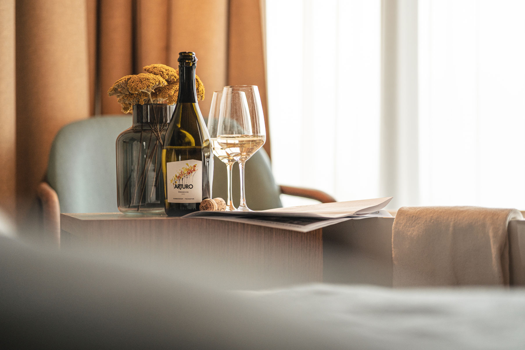 Stylish moments of wine and indulgence at the Garberhof, with Prosecco, fine glasses and a warm atmosphere.