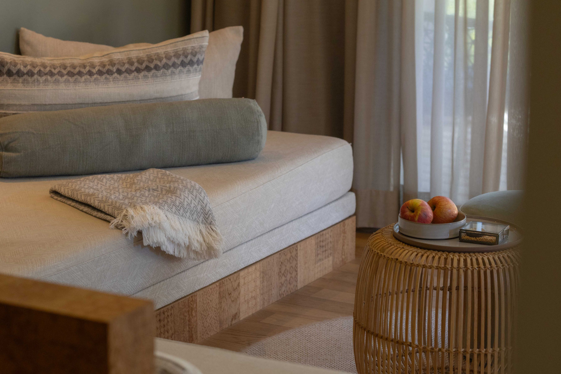 A cosy relaxation area at the Apple Hotel, featuring natural materials, stylish textiles and thoughtful touches such as fresh apples.