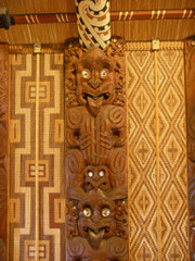 Wandverzierung im marae
