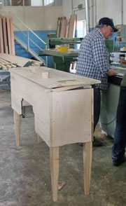 Prime fasi di realizzazione dei mobili nel laboratorio di falegnameria