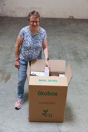 Bild der Ökobox neben einem Menschen