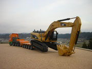 スカニア5軸重トラクタとCAT 330