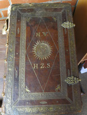 Diese 300 Jahre alte Bibel verfügt über Messingschließen und Goldschnittseiten. 