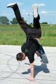 Handstand-Fingerfip by Türi Zoltan.