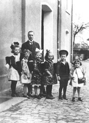 Martin als einziger Junge beim ersten Schulgang 1927, mit Lehrer Heinrich Geschwindner