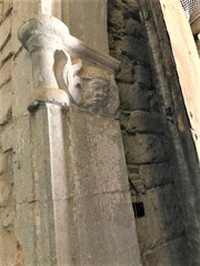 Wächterfigur am Kircheneingang (vom Kreuzgang aus)