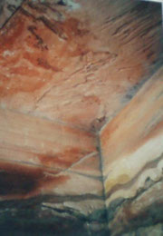 Sandsteinwände im Inneren des Schatzhauses