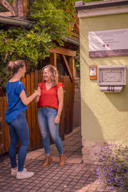 Antje Lindner begrüßt Kundin am Eingang
