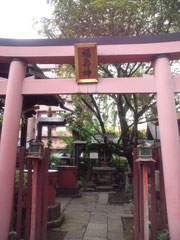 柳森神社のピンクの鳥居