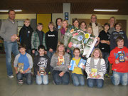 Die Teilnehmerinnen und Teilnehmer des Vorlesewettbewerbes 2012 freuen sich mit der Siegerin Joelina Keisers (vordere Reihe, 4. v.l.)
