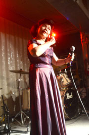 半世紀を越え、沖縄ジャズとともに歩んできた与世山さん。ファンには至福の一夜となった=ライブハウス「シティジャック」、美崎