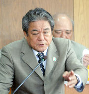 自衛隊配備問題などが取り上げられた3月議会の一般質問で答弁する外間町長(28日)