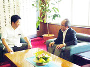 中山市長と会談する秋山俊行東京都知事本局長(右)=9日