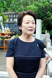 報道陣の質問に答える議連の山谷会長