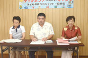 福島の子どもたちを支援するツアーを企画した浦内会長(中央)らメンバー=登野城の事務局で