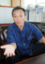 感謝状の文化財指定について語る玉津氏=27日午前、市教委