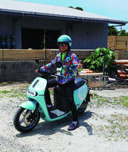 本社が電動バイクを導入した=4月30日午前、八重山日報社前