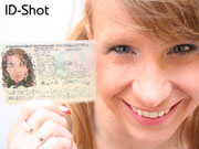 Id-Shot - Pralax Model mit Personalausweis neben dem Gesicht