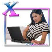Mädchen schreibt ins Kontaktformular oder Email von Pralax-Productions 
