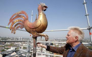 Dr. Hans-Jürgen Kotzur mit dem Domsgickel. Weil die darunter liegende Turmspitze baufällig ist, muss der Gickel aller Wahrscheinlichkeit nach sein Herbstquartier in der Dombauhütte nehmen. Foto: hbz / Jörg Henkel