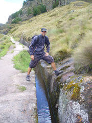 Wasserkanal in Cumbe Mayo