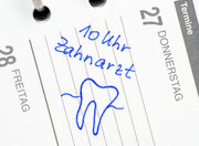 Damit Sie Ihren Zahnarztbesuch nicht vergessen, bieten wir Ihnen unseren Erinnerungsservice (Recall) an. (© Doc RaBe - Fotolia.com)