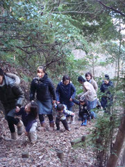 公園の裏山「たぬき山」を登る♪