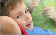 Bei der regelmäßigen Untersuchung der Zähne prüfen wir auch, ob eine Zahnspange notwendig ist. (© Pavel Losevsky - Fotolia.com)