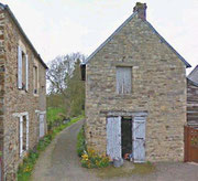 A gauche, le chemin du moulin; à droite le maréchal-ferrant