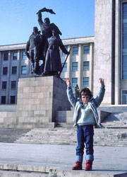 Bucarest de Ceaucescu en 1984 (bâtiments mussoliniens et statue soviétique)  