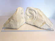 Fragment einer Göttin /  Marmor, Dreieckiger Marmorblock, vorn Gesichtszüge, hinten natürlich belassen