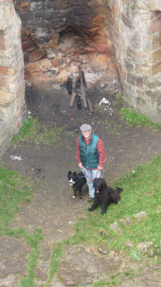 Im Burghof mit Kenzi & Achim
