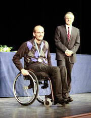 Erhielt aus den Händen von Backnangs Oberbürgermeister Dr. Frank Nopper die Sportmedaille in Silber: Tai Volkmer (Foto: A.Becher)