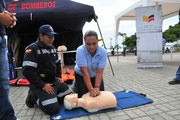 Demostración de reanimación corporal en casos de emergencias. Manta, Ecuador.